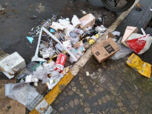 Seringas e agulhas são descartadas de forma irregular no centro de Livramento