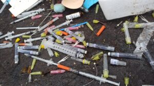 Seringas e agulhas são descartadas de forma irregular no centro de Livramento