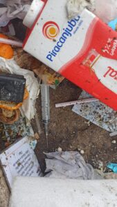 Seringas e agulhas são descartadas de forma irregular no centro de Livramento