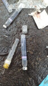 Seringas e agulhas são descartadas de forma irregular no centro de Livramento