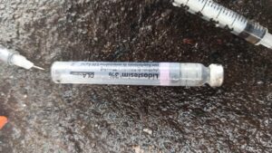 Seringas e agulhas são descartadas de forma irregular no centro de Livramento