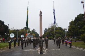 APRESENTAÇÃO DA FANFARRA A Fanfarra do 7º Regimento de Cavalaria Mecanizado (7º RC Mec), “Regimento Brigadeiro Vasco Alves Pereira”, realizou, no dia 23 de junho de 2022, uma apresentação no Parque Internacional, divisa entre o município de Santana do Livramento e Departamento de Rivera (República Oriental do Uruguai), alusiva a Edição do Circuito de Negócios Agro do Banco do Brasil. Na oportunidade, a fanfarra do 7º RC Mec, cumprindo o previsto no Programa “Portas Abertas”, constantes nas Diretrizes de Comunicação Social do Exército e sob a regência do Subtenente Jonas Gomes, tocou músicas MPB e tradicionalistas, colaborando de maneira significativa para o sucesso daquele evento. Santana do Livramento – RS, 24 de junho de 2022. RAFAEL POLINÍCIO LANZA BRAGA – Ten Cel