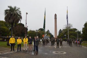 APRESENTAÇÃO DA FANFARRA A Fanfarra do 7º Regimento de Cavalaria Mecanizado (7º RC Mec), “Regimento Brigadeiro Vasco Alves Pereira”, realizou, no dia 23 de junho de 2022, uma apresentação no Parque Internacional, divisa entre o município de Santana do Livramento e Departamento de Rivera (República Oriental do Uruguai), alusiva a Edição do Circuito de Negócios Agro do Banco do Brasil. Na oportunidade, a fanfarra do 7º RC Mec, cumprindo o previsto no Programa “Portas Abertas”, constantes nas Diretrizes de Comunicação Social do Exército e sob a regência do Subtenente Jonas Gomes, tocou músicas MPB e tradicionalistas, colaborando de maneira significativa para o sucesso daquele evento. Santana do Livramento – RS, 24 de junho de 2022. RAFAEL POLINÍCIO LANZA BRAGA – Ten Cel