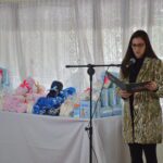 PROJETO COSTURINHA No dia 1º de julho de 2022, foi realizada a entrega de kits com utensílios básicos para os recém-nascidos das senhoras gestantes dependentes dos cabos e soldados do 7º Regimento de Cavalaria Mecanizado (7º RC Mec). Os utensílios dos kits foram arrecadados de forma voluntária, através de uma campanha conduzida pela Senhora Fabrina Seger Braga, esposa do Comandante do 7º RC Mec. Além disso, participaram do evento a Senhora Anna Lucia Nascimento de Farias, esposa do Comandante da 6ª Divisão de Exército, e a Senhora Ana Lúcia Ortiz Rosa de Vasconcelos, esposa do Comandante da 3ª Brigada de Cavalaria Mecanizada. Esta atividade faz parte do Projeto Costurinha, idealizado pelo Comando Militar do Sul e visa auxiliar as gestantes no pós-parto, pertencentes a família militar verde oliva. Santana do Livramento – RS, 7 de julho de 2022. Rafael Polinício Lanza Braga – Ten Cel