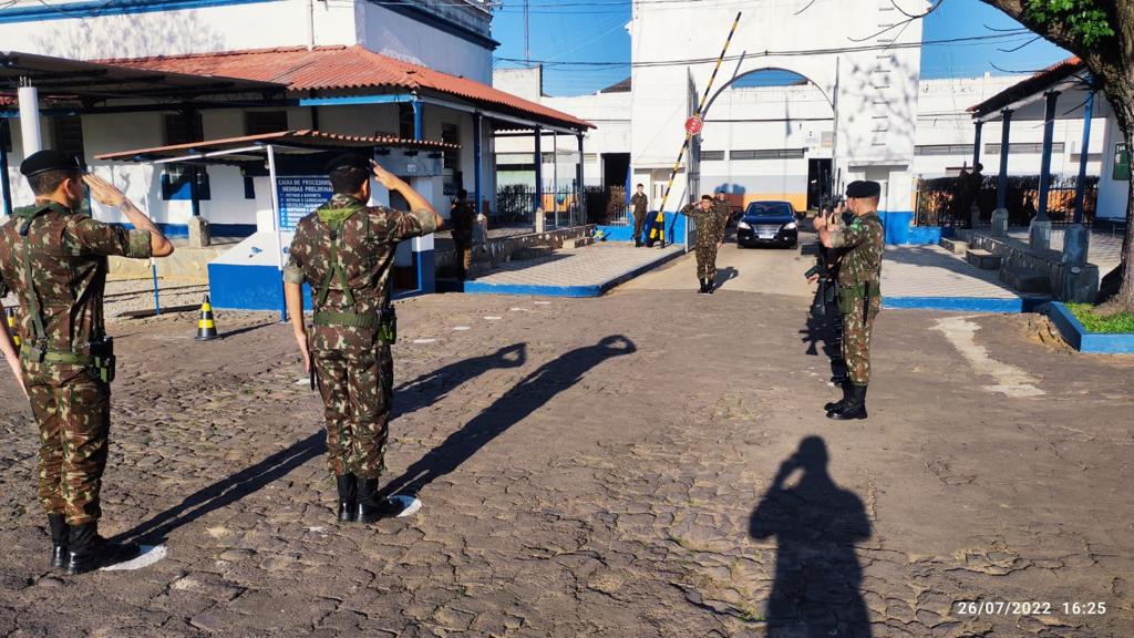 General Vinicius se despede da Guarnição de Santana Do Livramento Por: Seção de Comunicação Social da 2ª Bia AAAe Sant’Ana do Livramento (RS) – Na tarde do dia 26 de julho, a 2ª Bateria de Artilharia Antiaérea (2ª Bia AAAe) participou, da formatura de despedida do General de Brigada Carlos Vinícius Teixeira de Vasconcelos, Comandante da 3ª Brigada de Cavalaria Mecanizada (3ª Bda C Mec), que ocorreu no 7º Regimento de Cavalaria Mecanizado (7º RC Mec), por ocasião da sua nomeação para assumir o cargo de Diretor de Educação Preparatória e Assistencial. O General Vinícius foi recepcionado pelo Comandante do 7º RC Mec e da 2ª Bia AAAe. Ao fazer uso da palavra, o Oficial General agradeceu o excelente trabalho desenvolvido, demonstrou sua satisfação em ter comandado a Brigada Potente e desejou continuado sucesso nas missões futuras. Crédito das Fotos: Ten Iovan e Sr Luís Maria