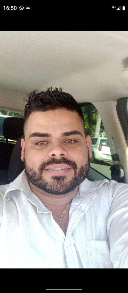O policial da Brigada Militar, santanense soldado Felipe Rodrigues Carvalho, foi baleado na madrugada desta quinta-feira (21), durante confronto da Brigada Militar contra um grupo suspeito de envolvimento em crimes.  Felipe ingressou na BM no ano de 2016 e prestava serviço na capital do estado desde então. Após levar tiros de fuzil no braço, na perna e no tórax, o soldado encontra-se  internado na Unidade de Tratamento Intensivo (UTI), no Hospital Cristo Redentor, em estado grave, precisando neste momento de doação de sangue.  Segundo informações da Brigada Militar, o conflito aconteceu na Avenida Mãe Apolinária Matias Batista, no bairro Morro Santana, onde quatro homens morreram e três ficaram feridos — sendo um deles o soldado Felipe Carvalho. A BM apreendeu com o grupo coletes balísticos, quatro pistolas, dois fuzis e munição para estas armas. Além disso, eles vestiam roupas camufladas semelhantes às usadas pela força tática da BM. A Polícia Civil vai investigar o grupo, que é suspeito de envolvimento em vários crimes.Soldado Felipe Rodrigues Carvalho