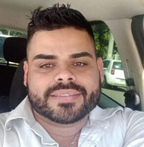 O policial da Brigada Militar, santanense soldado Felipe Rodrigues Carvalho, foi baleado na madrugada desta quinta-feira (21), durante confronto da Brigada Militar contra um grupo suspeito de envolvimento em crimes.  Felipe ingressou na BM no ano de 2016 e prestava serviço na capital do estado desde então. Após levar tiros de fuzil no braço, na perna e no tórax, o soldado encontra-se  internado na Unidade de Tratamento Intensivo (UTI), no Hospital Cristo Redentor, em estado grave, precisando neste momento de doação de sangue.  Segundo informações da Brigada Militar, o conflito aconteceu na Avenida Mãe Apolinária Matias Batista, no bairro Morro Santana, onde quatro homens morreram e três ficaram feridos — sendo um deles o soldado Felipe Carvalho. A BM apreendeu com o grupo coletes balísticos, quatro pistolas, dois fuzis e munição para estas armas. Além disso, eles vestiam roupas camufladas semelhantes às usadas pela força tática da BM. A Polícia Civil vai investigar o grupo, que é suspeito de envolvimento em vários crimes.Soldado Felipe Rodrigues Carvalho