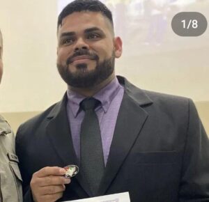 O policial da Brigada Militar, santanense soldado Felipe Rodrigues Carvalho, foi baleado na madrugada desta quinta-feira (21), durante confronto da Brigada Militar contra um grupo suspeito de envolvimento em crimes. Felipe ingressou na BM no ano de 2016 e prestava serviço na capital do estado desde então. Após levar tiros de fuzil no braço, na perna e no tórax, o soldado encontra-se internado na Unidade de Tratamento Intensivo (UTI), no Hospital Cristo Redentor, em estado grave, precisando neste momento de doação de sangue. Segundo informações da Brigada Militar, o conflito aconteceu na Avenida Mãe Apolinária Matias Batista, no bairro Morro Santana, onde quatro homens morreram e três ficaram feridos — sendo um deles o soldado Felipe Carvalho. A BM apreendeu com o grupo coletes balísticos, quatro pistolas, dois fuzis e munição para estas armas. Além disso, eles vestiam roupas camufladas semelhantes às usadas pela força tática da BM. A Polícia Civil vai investigar o grupo, que é suspeito de envolvimento em vários crimes. Soldado Felipe Rodrigues Carvalho