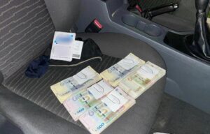 Um casal foi preso em flagrante por evasão de divisas.