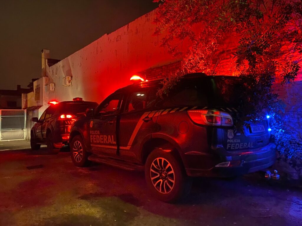 Um casal foi preso em flagrante por evasão de divisas.