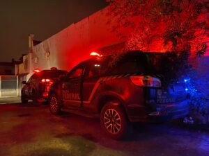 Um casal foi preso em flagrante por evasão de divisas.