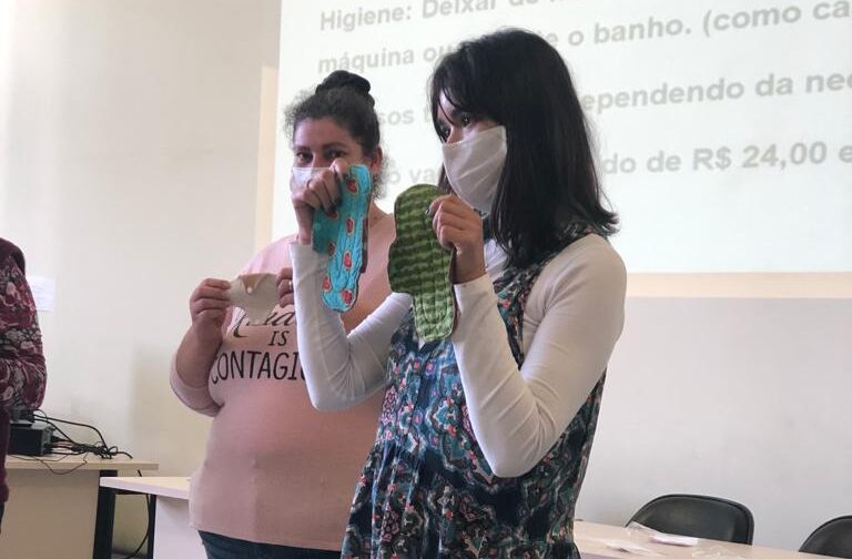 Dignidade Menstrual – Ifsul irá distribuir kits de absorventes para as alunas Na última quarta-feira (26), o Instituto Federal Sul Riograndese (IFSul) reuniu os alunos do ensino médio integrado, técnico subsequente e superior para apresentar o projeto Dignidade Menstrual e Educação Sexual. A ação foi organizada pelos núcleos de Gênero e Diversidade (NUGEDS), Gestão Ambiental Integrada (NUGAI) e Promoção e Prevenção em Saúde (NUPPS), com o objetivo de divulgar e promover a forma como serão distribuídos os absorventes reutilizáveis e ecológicos para as estudantes que quiserem participar do Projeto. De acordo com a direção do IF, para que as alunas ficassem a vontade para conversar sobre o tema, os alunos foram realocados em outra sala onde uma atividade direcionada ao sexo masculino acontecia. “Para que as alunas pudessem ficar muito à vontade para falar sobre o seu corpo, sexualidade, ciclo menstrual e tudo o que envolve a dignidade menstrual é que os alunos do campus foram conduzidos para outro recinto, a fim de participarem de uma atividade paralela que envolveu diversos assuntos ligados à sexualidade, tais como: prevenção de infecções sexualmente transmissíveis; educação sexual; demonstração do uso e distribuição de preservativos masculinos e femininos; cuidados específicos da saúde física e mental (com foco na saúde masculina); distribuição de material informativo; comunicação não violenta; e diversos diálogos entre os participantes”, destacou a direção. Produção dos absorventes Os absorventes serão financiados pelo Instituto através de verba federal e doação do SINASEFE-IFSul (Sindicato Nacional dos Servidores Federais da Educação Básica, Profissional e Tecnológica) e serão produzidos pelo Ateliê Entre Pontos, da Casa de Ecosol, com algodão orgânico da Justa Trama. O projeto tem por objetivos principais: - garantir a dignidade menstrual de todas as alunas; - reduzir o impacto econômico que o custo dos absorventes descartáveis têm sobre o orçamento das famílias; - garantir que nenhuma aluna falte a aula por não ter absorvente (ou ainda que tenha que utilizar outras formas indignas de sanar essa necessidade); - gerar trabalho e renda para as mulheres que trabalham aqui na Fronteira com a economia popular solidária; - diminuir os danos ecológicos que o descarte dos absorventes industrializados provoca no meio ambiente; - realizar uma experiência-piloto no campus Sant’Ana do Livramento que, caso seja bem sucedida, possa ser expandida para os demais campi do IFSul. A divulgação contou com a presença da coordenadora da Casa de Economia Solidária, Ana Inês de Castro; da coordenadora do Ateliê Entre Pontos, Ana Lia dos Santos; e as docentes do IFSul Débora Borsatti (coordenadora do Nugeds) e Ana Caroline. O trabalho com o público masculino contou com a participação da Equipe Multidisciplinar da Saúde da Mulher do Município, a saber, a Enfermeira Coordenadora Aurélia Ribas, a psicóloga Flávia Pires e a técnica de enfermagem Patrícia Graeff; e também com a Equipe do SAE (Serviço de Assistência Especializada) por meio da Enfermeira Coordenadora Fabiana Boldrini e da Redutora de Danos Ana Paula. Todas as profissionais foram disponibilizadas pela Secretaria Municipal de Saúde de Sant’Ana do Livramento.