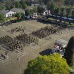 FORMATURA DE DESPEDIDA DO COMANDANTE DA 3ª BRIGADA DE CAVALARIA MECANIZADA No dia 26 de julho de 2022, foi realizada no pátio de formaturas “Tenente Coronel José Ricardo de Abreu Salgado”, no 7º Regimento de Cavalaria Mecanizado (7º RC Mec), uma formatura geral com objetivo de prestar as homenagens e despedidas da Guarnição Federal de Santana do Livramento ao Senhor General de Brigada Carlos Vinícius Teixeira de Vasconcelos, Comandante da 3ª Brigada de Cavalaria Mecanizada (3ª Bda C Mec), por estar passando o comando daquela Grande Unidade. Ao fazer uso da palavra, o Senhor General Vinícius agradeceu a receptividade e externou o profissionalismo e o comprometimento dos militares do 7º RC Mec no cumprimento de suas missões, principalmente àquelas impostas pela 3ª Bda C Mec. O Senhor Tenente Coronel Rafael Polinício Lanza Braga, Comandante do 7º RC Mec, em nome dos integrantes do 7ª de Cavalaria, deseja ao Senhor General de Brigada Vinícius muitas felicidades e sucesso continuado em futuras missões, juntamente com sua digníssima família.