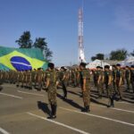 FORMATURA DE DESPEDIDA DO COMANDANTE DA 3ª BRIGADA DE CAVALARIA MECANIZADA No dia 26 de julho de 2022, foi realizada no pátio de formaturas “Tenente Coronel José Ricardo de Abreu Salgado”, no 7º Regimento de Cavalaria Mecanizado (7º RC Mec), uma formatura geral com objetivo de prestar as homenagens e despedidas da Guarnição Federal de Santana do Livramento ao Senhor General de Brigada Carlos Vinícius Teixeira de Vasconcelos, Comandante da 3ª Brigada de Cavalaria Mecanizada (3ª Bda C Mec), por estar passando o comando daquela Grande Unidade. Ao fazer uso da palavra, o Senhor General Vinícius agradeceu a receptividade e externou o profissionalismo e o comprometimento dos militares do 7º RC Mec no cumprimento de suas missões, principalmente àquelas impostas pela 3ª Bda C Mec. O Senhor Tenente Coronel Rafael Polinício Lanza Braga, Comandante do 7º RC Mec, em nome dos integrantes do 7ª de Cavalaria, deseja ao Senhor General de Brigada Vinícius muitas felicidades e sucesso continuado em futuras missões, juntamente com sua digníssima família.