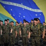 FORMATURA DE DESPEDIDA DO COMANDANTE DA 3ª BRIGADA DE CAVALARIA MECANIZADA No dia 26 de julho de 2022, foi realizada no pátio de formaturas “Tenente Coronel José Ricardo de Abreu Salgado”, no 7º Regimento de Cavalaria Mecanizado (7º RC Mec), uma formatura geral com objetivo de prestar as homenagens e despedidas da Guarnição Federal de Santana do Livramento ao Senhor General de Brigada Carlos Vinícius Teixeira de Vasconcelos, Comandante da 3ª Brigada de Cavalaria Mecanizada (3ª Bda C Mec), por estar passando o comando daquela Grande Unidade. Ao fazer uso da palavra, o Senhor General Vinícius agradeceu a receptividade e externou o profissionalismo e o comprometimento dos militares do 7º RC Mec no cumprimento de suas missões, principalmente àquelas impostas pela 3ª Bda C Mec. O Senhor Tenente Coronel Rafael Polinício Lanza Braga, Comandante do 7º RC Mec, em nome dos integrantes do 7ª de Cavalaria, deseja ao Senhor General de Brigada Vinícius muitas felicidades e sucesso continuado em futuras missões, juntamente com sua digníssima família.