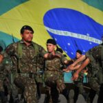 FORMATURA DE DESPEDIDA DO COMANDANTE DA 3ª BRIGADA DE CAVALARIA MECANIZADA No dia 26 de julho de 2022, foi realizada no pátio de formaturas “Tenente Coronel José Ricardo de Abreu Salgado”, no 7º Regimento de Cavalaria Mecanizado (7º RC Mec), uma formatura geral com objetivo de prestar as homenagens e despedidas da Guarnição Federal de Santana do Livramento ao Senhor General de Brigada Carlos Vinícius Teixeira de Vasconcelos, Comandante da 3ª Brigada de Cavalaria Mecanizada (3ª Bda C Mec), por estar passando o comando daquela Grande Unidade. Ao fazer uso da palavra, o Senhor General Vinícius agradeceu a receptividade e externou o profissionalismo e o comprometimento dos militares do 7º RC Mec no cumprimento de suas missões, principalmente àquelas impostas pela 3ª Bda C Mec. O Senhor Tenente Coronel Rafael Polinício Lanza Braga, Comandante do 7º RC Mec, em nome dos integrantes do 7ª de Cavalaria, deseja ao Senhor General de Brigada Vinícius muitas felicidades e sucesso continuado em futuras missões, juntamente com sua digníssima família.