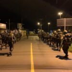 Bateria realiza Acampamento do período de Instrução Individual de Qualificação Por: Seção de Comunicação Social da 2ª Bia AAAe Sant’Ana do Livramento (RS) – No período de 27 a 29 de julho, a 2ª Bateria de Artilharia Antiaérea (2ª Bia AAAe) realizou atividades para os Soldados Recrutas, a fim de coroar o Período de Instrução Individual de Qualificação (IIQ) do corrente ano, bem como desenvolver atributos militares, entre eles o espírito de corpo, a persistência e o desenvolvimento técnico no âmbito da sua formação. No dia 27 de julho, foi aplicada a avaliação teórica, voltada às Qualificações Militares (QM) existentes na Bateria, entre elas Vigilante do Ar, Pessoal de Direção e Tiro, Pessoal de Transporte, Comunicações, Auxiliar de Saúde, Pessoal de Suprimento de Intendência, Combatente de Artilharia Antiaérea e Pessoal de Aprovisionamento. Nos dias 28 e 29 de julho, na área verde da organização militar, foi realizado o Acampamento da IIQ, que contou com instruções práticas de cada QM, patrulhas e a Marcha a Pé de 16 Km, com a finalidade de avaliar a capacidade de exercerem a liderança, o espírito de corpo das frações e o espírito de cumprimento de missão em situações dessa natureza. Por fim, marcando o encerramento do referido período, foi realizada a solenidade militar, oportunidade em que foi entregue os diplomas de destaques aos Soldados João Pedro Baumbach Barbosa e Ricardo Mariano Sanches Martinez Filho, destaque geral do período e destaque do acampamento da IIQ, respectivamente. Ao fazer uso da palavra, o Comandante da subunidade Major Alan Carlos Alexandre Pereira parabenizou os soldados recrutas por atingirem mais um nível na instrução militar e enfatizou a importância das próximas fases da formação do combatente básico. Crédito das Fotos: Sgt Jaime, Sd Aguirre e Sd Robert