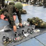 Bateria realiza Acampamento do período de Instrução Individual de Qualificação Por: Seção de Comunicação Social da 2ª Bia AAAe Sant’Ana do Livramento (RS) – No período de 27 a 29 de julho, a 2ª Bateria de Artilharia Antiaérea (2ª Bia AAAe) realizou atividades para os Soldados Recrutas, a fim de coroar o Período de Instrução Individual de Qualificação (IIQ) do corrente ano, bem como desenvolver atributos militares, entre eles o espírito de corpo, a persistência e o desenvolvimento técnico no âmbito da sua formação. No dia 27 de julho, foi aplicada a avaliação teórica, voltada às Qualificações Militares (QM) existentes na Bateria, entre elas Vigilante do Ar, Pessoal de Direção e Tiro, Pessoal de Transporte, Comunicações, Auxiliar de Saúde, Pessoal de Suprimento de Intendência, Combatente de Artilharia Antiaérea e Pessoal de Aprovisionamento. Nos dias 28 e 29 de julho, na área verde da organização militar, foi realizado o Acampamento da IIQ, que contou com instruções práticas de cada QM, patrulhas e a Marcha a Pé de 16 Km, com a finalidade de avaliar a capacidade de exercerem a liderança, o espírito de corpo das frações e o espírito de cumprimento de missão em situações dessa natureza. Por fim, marcando o encerramento do referido período, foi realizada a solenidade militar, oportunidade em que foi entregue os diplomas de destaques aos Soldados João Pedro Baumbach Barbosa e Ricardo Mariano Sanches Martinez Filho, destaque geral do período e destaque do acampamento da IIQ, respectivamente. Ao fazer uso da palavra, o Comandante da subunidade Major Alan Carlos Alexandre Pereira parabenizou os soldados recrutas por atingirem mais um nível na instrução militar e enfatizou a importância das próximas fases da formação do combatente básico. Crédito das Fotos: Sgt Jaime, Sd Aguirre e Sd Robert