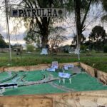 Bateria realiza Acampamento do período de Instrução Individual de Qualificação Por: Seção de Comunicação Social da 2ª Bia AAAe Sant’Ana do Livramento (RS) – No período de 27 a 29 de julho, a 2ª Bateria de Artilharia Antiaérea (2ª Bia AAAe) realizou atividades para os Soldados Recrutas, a fim de coroar o Período de Instrução Individual de Qualificação (IIQ) do corrente ano, bem como desenvolver atributos militares, entre eles o espírito de corpo, a persistência e o desenvolvimento técnico no âmbito da sua formação. No dia 27 de julho, foi aplicada a avaliação teórica, voltada às Qualificações Militares (QM) existentes na Bateria, entre elas Vigilante do Ar, Pessoal de Direção e Tiro, Pessoal de Transporte, Comunicações, Auxiliar de Saúde, Pessoal de Suprimento de Intendência, Combatente de Artilharia Antiaérea e Pessoal de Aprovisionamento. Nos dias 28 e 29 de julho, na área verde da organização militar, foi realizado o Acampamento da IIQ, que contou com instruções práticas de cada QM, patrulhas e a Marcha a Pé de 16 Km, com a finalidade de avaliar a capacidade de exercerem a liderança, o espírito de corpo das frações e o espírito de cumprimento de missão em situações dessa natureza. Por fim, marcando o encerramento do referido período, foi realizada a solenidade militar, oportunidade em que foi entregue os diplomas de destaques aos Soldados João Pedro Baumbach Barbosa e Ricardo Mariano Sanches Martinez Filho, destaque geral do período e destaque do acampamento da IIQ, respectivamente. Ao fazer uso da palavra, o Comandante da subunidade Major Alan Carlos Alexandre Pereira parabenizou os soldados recrutas por atingirem mais um nível na instrução militar e enfatizou a importância das próximas fases da formação do combatente básico. Crédito das Fotos: Sgt Jaime, Sd Aguirre e Sd Robert