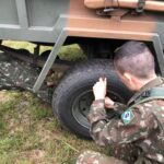 Bateria realiza Acampamento do período de Instrução Individual de Qualificação Por: Seção de Comunicação Social da 2ª Bia AAAe Sant’Ana do Livramento (RS) – No período de 27 a 29 de julho, a 2ª Bateria de Artilharia Antiaérea (2ª Bia AAAe) realizou atividades para os Soldados Recrutas, a fim de coroar o Período de Instrução Individual de Qualificação (IIQ) do corrente ano, bem como desenvolver atributos militares, entre eles o espírito de corpo, a persistência e o desenvolvimento técnico no âmbito da sua formação. No dia 27 de julho, foi aplicada a avaliação teórica, voltada às Qualificações Militares (QM) existentes na Bateria, entre elas Vigilante do Ar, Pessoal de Direção e Tiro, Pessoal de Transporte, Comunicações, Auxiliar de Saúde, Pessoal de Suprimento de Intendência, Combatente de Artilharia Antiaérea e Pessoal de Aprovisionamento. Nos dias 28 e 29 de julho, na área verde da organização militar, foi realizado o Acampamento da IIQ, que contou com instruções práticas de cada QM, patrulhas e a Marcha a Pé de 16 Km, com a finalidade de avaliar a capacidade de exercerem a liderança, o espírito de corpo das frações e o espírito de cumprimento de missão em situações dessa natureza. Por fim, marcando o encerramento do referido período, foi realizada a solenidade militar, oportunidade em que foi entregue os diplomas de destaques aos Soldados João Pedro Baumbach Barbosa e Ricardo Mariano Sanches Martinez Filho, destaque geral do período e destaque do acampamento da IIQ, respectivamente. Ao fazer uso da palavra, o Comandante da subunidade Major Alan Carlos Alexandre Pereira parabenizou os soldados recrutas por atingirem mais um nível na instrução militar e enfatizou a importância das próximas fases da formação do combatente básico. Crédito das Fotos: Sgt Jaime, Sd Aguirre e Sd Robert