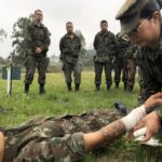 Bateria realiza Acampamento do período de Instrução Individual de Qualificação Por: Seção de Comunicação Social da 2ª Bia AAAe Sant’Ana do Livramento (RS) – No período de 27 a 29 de julho, a 2ª Bateria de Artilharia Antiaérea (2ª Bia AAAe) realizou atividades para os Soldados Recrutas, a fim de coroar o Período de Instrução Individual de Qualificação (IIQ) do corrente ano, bem como desenvolver atributos militares, entre eles o espírito de corpo, a persistência e o desenvolvimento técnico no âmbito da sua formação. No dia 27 de julho, foi aplicada a avaliação teórica, voltada às Qualificações Militares (QM) existentes na Bateria, entre elas Vigilante do Ar, Pessoal de Direção e Tiro, Pessoal de Transporte, Comunicações, Auxiliar de Saúde, Pessoal de Suprimento de Intendência, Combatente de Artilharia Antiaérea e Pessoal de Aprovisionamento. Nos dias 28 e 29 de julho, na área verde da organização militar, foi realizado o Acampamento da IIQ, que contou com instruções práticas de cada QM, patrulhas e a Marcha a Pé de 16 Km, com a finalidade de avaliar a capacidade de exercerem a liderança, o espírito de corpo das frações e o espírito de cumprimento de missão em situações dessa natureza. Por fim, marcando o encerramento do referido período, foi realizada a solenidade militar, oportunidade em que foi entregue os diplomas de destaques aos Soldados João Pedro Baumbach Barbosa e Ricardo Mariano Sanches Martinez Filho, destaque geral do período e destaque do acampamento da IIQ, respectivamente. Ao fazer uso da palavra, o Comandante da subunidade Major Alan Carlos Alexandre Pereira parabenizou os soldados recrutas por atingirem mais um nível na instrução militar e enfatizou a importância das próximas fases da formação do combatente básico. Crédito das Fotos: Sgt Jaime, Sd Aguirre e Sd Robert