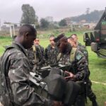 Bateria realiza Acampamento do período de Instrução Individual de Qualificação Por: Seção de Comunicação Social da 2ª Bia AAAe Sant’Ana do Livramento (RS) – No período de 27 a 29 de julho, a 2ª Bateria de Artilharia Antiaérea (2ª Bia AAAe) realizou atividades para os Soldados Recrutas, a fim de coroar o Período de Instrução Individual de Qualificação (IIQ) do corrente ano, bem como desenvolver atributos militares, entre eles o espírito de corpo, a persistência e o desenvolvimento técnico no âmbito da sua formação. No dia 27 de julho, foi aplicada a avaliação teórica, voltada às Qualificações Militares (QM) existentes na Bateria, entre elas Vigilante do Ar, Pessoal de Direção e Tiro, Pessoal de Transporte, Comunicações, Auxiliar de Saúde, Pessoal de Suprimento de Intendência, Combatente de Artilharia Antiaérea e Pessoal de Aprovisionamento. Nos dias 28 e 29 de julho, na área verde da organização militar, foi realizado o Acampamento da IIQ, que contou com instruções práticas de cada QM, patrulhas e a Marcha a Pé de 16 Km, com a finalidade de avaliar a capacidade de exercerem a liderança, o espírito de corpo das frações e o espírito de cumprimento de missão em situações dessa natureza. Por fim, marcando o encerramento do referido período, foi realizada a solenidade militar, oportunidade em que foi entregue os diplomas de destaques aos Soldados João Pedro Baumbach Barbosa e Ricardo Mariano Sanches Martinez Filho, destaque geral do período e destaque do acampamento da IIQ, respectivamente. Ao fazer uso da palavra, o Comandante da subunidade Major Alan Carlos Alexandre Pereira parabenizou os soldados recrutas por atingirem mais um nível na instrução militar e enfatizou a importância das próximas fases da formação do combatente básico. Crédito das Fotos: Sgt Jaime, Sd Aguirre e Sd Robert