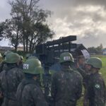 Bateria realiza Acampamento do período de Instrução Individual de Qualificação Por: Seção de Comunicação Social da 2ª Bia AAAe Sant’Ana do Livramento (RS) – No período de 27 a 29 de julho, a 2ª Bateria de Artilharia Antiaérea (2ª Bia AAAe) realizou atividades para os Soldados Recrutas, a fim de coroar o Período de Instrução Individual de Qualificação (IIQ) do corrente ano, bem como desenvolver atributos militares, entre eles o espírito de corpo, a persistência e o desenvolvimento técnico no âmbito da sua formação. No dia 27 de julho, foi aplicada a avaliação teórica, voltada às Qualificações Militares (QM) existentes na Bateria, entre elas Vigilante do Ar, Pessoal de Direção e Tiro, Pessoal de Transporte, Comunicações, Auxiliar de Saúde, Pessoal de Suprimento de Intendência, Combatente de Artilharia Antiaérea e Pessoal de Aprovisionamento. Nos dias 28 e 29 de julho, na área verde da organização militar, foi realizado o Acampamento da IIQ, que contou com instruções práticas de cada QM, patrulhas e a Marcha a Pé de 16 Km, com a finalidade de avaliar a capacidade de exercerem a liderança, o espírito de corpo das frações e o espírito de cumprimento de missão em situações dessa natureza. Por fim, marcando o encerramento do referido período, foi realizada a solenidade militar, oportunidade em que foi entregue os diplomas de destaques aos Soldados João Pedro Baumbach Barbosa e Ricardo Mariano Sanches Martinez Filho, destaque geral do período e destaque do acampamento da IIQ, respectivamente. Ao fazer uso da palavra, o Comandante da subunidade Major Alan Carlos Alexandre Pereira parabenizou os soldados recrutas por atingirem mais um nível na instrução militar e enfatizou a importância das próximas fases da formação do combatente básico. Crédito das Fotos: Sgt Jaime, Sd Aguirre e Sd Robert