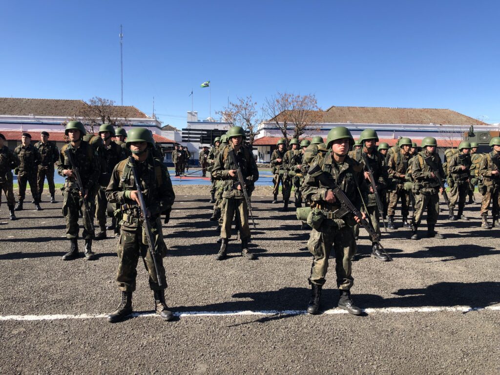 Bateria realiza Acampamento do período de Instrução Individual de Qualificação Por: Seção de Comunicação Social da 2ª Bia AAAe Sant’Ana do Livramento (RS) – No período de 27 a 29 de julho, a 2ª Bateria de Artilharia Antiaérea (2ª Bia AAAe) realizou atividades para os Soldados Recrutas, a fim de coroar o Período de Instrução Individual de Qualificação (IIQ) do corrente ano, bem como desenvolver atributos militares, entre eles o espírito de corpo, a persistência e o desenvolvimento técnico no âmbito da sua formação. No dia 27 de julho, foi aplicada a avaliação teórica, voltada às Qualificações Militares (QM) existentes na Bateria, entre elas Vigilante do Ar, Pessoal de Direção e Tiro, Pessoal de Transporte, Comunicações, Auxiliar de Saúde, Pessoal de Suprimento de Intendência, Combatente de Artilharia Antiaérea e Pessoal de Aprovisionamento. Nos dias 28 e 29 de julho, na área verde da organização militar, foi realizado o Acampamento da IIQ, que contou com instruções práticas de cada QM, patrulhas e a Marcha a Pé de 16 Km, com a finalidade de avaliar a capacidade de exercerem a liderança, o espírito de corpo das frações e o espírito de cumprimento de missão em situações dessa natureza. Por fim, marcando o encerramento do referido período, foi realizada a solenidade militar, oportunidade em que foi entregue os diplomas de destaques aos Soldados João Pedro Baumbach Barbosa e Ricardo Mariano Sanches Martinez Filho, destaque geral do período e destaque do acampamento da IIQ, respectivamente. Ao fazer uso da palavra, o Comandante da subunidade Major Alan Carlos Alexandre Pereira parabenizou os soldados recrutas por atingirem mais um nível na instrução militar e enfatizou a importância das próximas fases da formação do combatente básico. Crédito das Fotos: Sgt Jaime, Sd Aguirre e Sd Robert