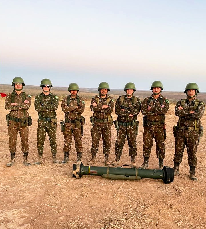 Bateria participa de exercício de adestramento do Comando de Defesa Antiaérea do Exército Por: Seção de Comunicação Social da 2ª Bia AAAe Formosa (GO) – No período de 11 a 17 de agosto, a 2ª Bateria de Artilharia Antiaérea (2ª Bia AAAe) participou do Exercício de Adestramento de Artilharia Antiaérea (AAAe), Operação Sagitta Primus, no Campo de Instrução de Formosa (CIF), o qual reuniu 17 Organizações Militares (OM) especializadas em AAAe e mais de 450 militares. Nos dias 12 e 13 de agosto, o Comandante da 2ª Bateria, Major Alan Carlos Alexandre Pereira, participou da Reunião de Comando, onde foram tratados assuntos referentes ao Programa Estratégico do Exército Defesa Antiaérea e as perspectivas futuras, bem como a apresentação dos Comandantes das OM AAAe sobre as práticas realizadas. No terreno, a subunidade participou de instruções e demonstrações, que buscaram a padronização das Técnicas, Táticas e Procedimentos (TTP) dos subsistemas de armas, de controle e alerta, de comunicações e de logística, o que contribuiu para o aperfeiçoamento dos militares da 2ª Bateria. Na oportunidade, o 3º Sargento Pablo Micael Dantas Brasil realizou o disparo real com o Míssil de baixa altura telecomandado RBS 70, destruindo completamente o alvo aéreo. Crédito da Foto: Com Soc Cmdo DAAe Ex