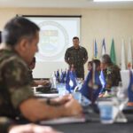 Bateria participa de exercício de adestramento do Comando de Defesa Antiaérea do Exército Por: Seção de Comunicação Social da 2ª Bia AAAe Formosa (GO) – No período de 11 a 17 de agosto, a 2ª Bateria de Artilharia Antiaérea (2ª Bia AAAe) participou do Exercício de Adestramento de Artilharia Antiaérea (AAAe), Operação Sagitta Primus, no Campo de Instrução de Formosa (CIF), o qual reuniu 17 Organizações Militares (OM) especializadas em AAAe e mais de 450 militares. Nos dias 12 e 13 de agosto, o Comandante da 2ª Bateria, Major Alan Carlos Alexandre Pereira, participou da Reunião de Comando, onde foram tratados assuntos referentes ao Programa Estratégico do Exército Defesa Antiaérea e as perspectivas futuras, bem como a apresentação dos Comandantes das OM AAAe sobre as práticas realizadas. No terreno, a subunidade participou de instruções e demonstrações, que buscaram a padronização das Técnicas, Táticas e Procedimentos (TTP) dos subsistemas de armas, de controle e alerta, de comunicações e de logística, o que contribuiu para o aperfeiçoamento dos militares da 2ª Bateria. Na oportunidade, o 3º Sargento Pablo Micael Dantas Brasil realizou o disparo real com o Míssil de baixa altura telecomandado RBS 70, destruindo completamente o alvo aéreo. Crédito da Foto: Com Soc Cmdo DAAe Ex