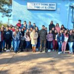 Semana do Soldado é comemorada com diversas atividades na 2ª Bateria Por: Seção de Comunicação Social da 2ª Bia AAAe Sant’Ana do Livramento (RS) – No período de 15 a 26 de agosto, a 2ª Bateria de Artilharia Antiaérea (2ª Bia AAAe) promoveu diversas atividades a fim de reverenciar a figura do ilustre Patrono do Exército Brasileiro, o Marechal Luis Alves de Lima e Silva, o “Duque de Caxias”, como também comemorar o transcurso do Dia do Soldado, celebrado em 25 de agosto. Na manhã do dia 22 de agosto, foram realizadas palestras institucionais do Centro de Comunicação Social do Exército, alusivas à data, para a Escola de Ensino Fundamental Moysés Vianna e Escola Estadual de Ensino Médio Cyrino Luiz de Azevedo. Na tarde daquele mesmo dia, a subunidade abriu seus Portões para os alunos da Escola de Educação Infantil Mamãe Canguru, oportunidade em que as crianças conheceram as instalações da organização militar, o Espaço Cultural “Coronel Luiz Carlos Fialho” e assistiram os vídeos institucionais da Campanha do corrente ano. No dia 23 de agosto, os militares da 2ª Bateria participaram das celebrações religiosas, divididos entre os segmentos católico, evangélico e espírita, momento em que agradeceram pelos objetivos ora alcançados e reforçaram a sua fé na missão do Exército. À noite, foi realizada uma atividade de confraternização com os familiares dos soldados do efetivo variável e a equipe de instrução, que teve por objetivos celebrar o Dia do Soldado e apresentar as principais atividades desenvolvidas no 1º semestre do ano de 2022. No final da tarde do dia 24 de agosto, foi realizada a tradicional formatura militar. Na oportunidade, os soldados incorporados no corrente ano prestaram o juramento perante ao Pavilhão Nacional, considerado o ato mais solene e significativo para o jovem militar, marcando de forma permanente seu compromisso com a Nação; foram entregues medalhas militares, e também a agraciação dos soldados que se destacaram na atual turma do efetivo variável. Participaram da solenidade a Cônsul-Geral do Brasil em Rivera, Embaixadora Ana Lélia Benincá Beltrame, o Chefe da Polícia da cidade de Rivera – Uruguai, Comisario General Wilfredo Rodriguez, o Coronel Veterano Rinalvo Balbino de Oliveira, eterno Comandante da Bateria, e demais autoridades do Brasil e do Uruguai. Por fim, na manhã de sexta-feira, dia 26 de agosto, aconteceram as competições desportivas, com a finalidade de promover um momento de congraçamento entre os militares e incentivar a prática de desportos. Crédito das Fotos: cb Douglas, sd Nogueira e sd Velazco.