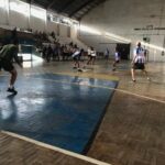 Semana do Soldado é comemorada com diversas atividades na 2ª Bateria Por: Seção de Comunicação Social da 2ª Bia AAAe Sant’Ana do Livramento (RS) – No período de 15 a 26 de agosto, a 2ª Bateria de Artilharia Antiaérea (2ª Bia AAAe) promoveu diversas atividades a fim de reverenciar a figura do ilustre Patrono do Exército Brasileiro, o Marechal Luis Alves de Lima e Silva, o “Duque de Caxias”, como também comemorar o transcurso do Dia do Soldado, celebrado em 25 de agosto. Na manhã do dia 22 de agosto, foram realizadas palestras institucionais do Centro de Comunicação Social do Exército, alusivas à data, para a Escola de Ensino Fundamental Moysés Vianna e Escola Estadual de Ensino Médio Cyrino Luiz de Azevedo. Na tarde daquele mesmo dia, a subunidade abriu seus Portões para os alunos da Escola de Educação Infantil Mamãe Canguru, oportunidade em que as crianças conheceram as instalações da organização militar, o Espaço Cultural “Coronel Luiz Carlos Fialho” e assistiram os vídeos institucionais da Campanha do corrente ano. No dia 23 de agosto, os militares da 2ª Bateria participaram das celebrações religiosas, divididos entre os segmentos católico, evangélico e espírita, momento em que agradeceram pelos objetivos ora alcançados e reforçaram a sua fé na missão do Exército. À noite, foi realizada uma atividade de confraternização com os familiares dos soldados do efetivo variável e a equipe de instrução, que teve por objetivos celebrar o Dia do Soldado e apresentar as principais atividades desenvolvidas no 1º semestre do ano de 2022. No final da tarde do dia 24 de agosto, foi realizada a tradicional formatura militar. Na oportunidade, os soldados incorporados no corrente ano prestaram o juramento perante ao Pavilhão Nacional, considerado o ato mais solene e significativo para o jovem militar, marcando de forma permanente seu compromisso com a Nação; foram entregues medalhas militares, e também a agraciação dos soldados que se destacaram na atual turma do efetivo variável. Participaram da solenidade a Cônsul-Geral do Brasil em Rivera, Embaixadora Ana Lélia Benincá Beltrame, o Chefe da Polícia da cidade de Rivera – Uruguai, Comisario General Wilfredo Rodriguez, o Coronel Veterano Rinalvo Balbino de Oliveira, eterno Comandante da Bateria, e demais autoridades do Brasil e do Uruguai. Por fim, na manhã de sexta-feira, dia 26 de agosto, aconteceram as competições desportivas, com a finalidade de promover um momento de congraçamento entre os militares e incentivar a prática de desportos. Crédito das Fotos: cb Douglas, sd Nogueira e sd Velazco.