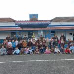 Semana do Soldado é comemorada com diversas atividades na 2ª Bateria Por: Seção de Comunicação Social da 2ª Bia AAAe Sant’Ana do Livramento (RS) – No período de 15 a 26 de agosto, a 2ª Bateria de Artilharia Antiaérea (2ª Bia AAAe) promoveu diversas atividades a fim de reverenciar a figura do ilustre Patrono do Exército Brasileiro, o Marechal Luis Alves de Lima e Silva, o “Duque de Caxias”, como também comemorar o transcurso do Dia do Soldado, celebrado em 25 de agosto. Na manhã do dia 22 de agosto, foram realizadas palestras institucionais do Centro de Comunicação Social do Exército, alusivas à data, para a Escola de Ensino Fundamental Moysés Vianna e Escola Estadual de Ensino Médio Cyrino Luiz de Azevedo. Na tarde daquele mesmo dia, a subunidade abriu seus Portões para os alunos da Escola de Educação Infantil Mamãe Canguru, oportunidade em que as crianças conheceram as instalações da organização militar, o Espaço Cultural “Coronel Luiz Carlos Fialho” e assistiram os vídeos institucionais da Campanha do corrente ano. No dia 23 de agosto, os militares da 2ª Bateria participaram das celebrações religiosas, divididos entre os segmentos católico, evangélico e espírita, momento em que agradeceram pelos objetivos ora alcançados e reforçaram a sua fé na missão do Exército. À noite, foi realizada uma atividade de confraternização com os familiares dos soldados do efetivo variável e a equipe de instrução, que teve por objetivos celebrar o Dia do Soldado e apresentar as principais atividades desenvolvidas no 1º semestre do ano de 2022. No final da tarde do dia 24 de agosto, foi realizada a tradicional formatura militar. Na oportunidade, os soldados incorporados no corrente ano prestaram o juramento perante ao Pavilhão Nacional, considerado o ato mais solene e significativo para o jovem militar, marcando de forma permanente seu compromisso com a Nação; foram entregues medalhas militares, e também a agraciação dos soldados que se destacaram na atual turma do efetivo variável. Participaram da solenidade a Cônsul-Geral do Brasil em Rivera, Embaixadora Ana Lélia Benincá Beltrame, o Chefe da Polícia da cidade de Rivera – Uruguai, Comisario General Wilfredo Rodriguez, o Coronel Veterano Rinalvo Balbino de Oliveira, eterno Comandante da Bateria, e demais autoridades do Brasil e do Uruguai. Por fim, na manhã de sexta-feira, dia 26 de agosto, aconteceram as competições desportivas, com a finalidade de promover um momento de congraçamento entre os militares e incentivar a prática de desportos. Crédito das Fotos: cb Douglas, sd Nogueira e sd Velazco.
