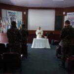 Semana do Soldado é comemorada com diversas atividades na 2ª Bateria Por: Seção de Comunicação Social da 2ª Bia AAAe Sant’Ana do Livramento (RS) – No período de 15 a 26 de agosto, a 2ª Bateria de Artilharia Antiaérea (2ª Bia AAAe) promoveu diversas atividades a fim de reverenciar a figura do ilustre Patrono do Exército Brasileiro, o Marechal Luis Alves de Lima e Silva, o “Duque de Caxias”, como também comemorar o transcurso do Dia do Soldado, celebrado em 25 de agosto. Na manhã do dia 22 de agosto, foram realizadas palestras institucionais do Centro de Comunicação Social do Exército, alusivas à data, para a Escola de Ensino Fundamental Moysés Vianna e Escola Estadual de Ensino Médio Cyrino Luiz de Azevedo. Na tarde daquele mesmo dia, a subunidade abriu seus Portões para os alunos da Escola de Educação Infantil Mamãe Canguru, oportunidade em que as crianças conheceram as instalações da organização militar, o Espaço Cultural “Coronel Luiz Carlos Fialho” e assistiram os vídeos institucionais da Campanha do corrente ano. No dia 23 de agosto, os militares da 2ª Bateria participaram das celebrações religiosas, divididos entre os segmentos católico, evangélico e espírita, momento em que agradeceram pelos objetivos ora alcançados e reforçaram a sua fé na missão do Exército. À noite, foi realizada uma atividade de confraternização com os familiares dos soldados do efetivo variável e a equipe de instrução, que teve por objetivos celebrar o Dia do Soldado e apresentar as principais atividades desenvolvidas no 1º semestre do ano de 2022. No final da tarde do dia 24 de agosto, foi realizada a tradicional formatura militar. Na oportunidade, os soldados incorporados no corrente ano prestaram o juramento perante ao Pavilhão Nacional, considerado o ato mais solene e significativo para o jovem militar, marcando de forma permanente seu compromisso com a Nação; foram entregues medalhas militares, e também a agraciação dos soldados que se destacaram na atual turma do efetivo variável. Participaram da solenidade a Cônsul-Geral do Brasil em Rivera, Embaixadora Ana Lélia Benincá Beltrame, o Chefe da Polícia da cidade de Rivera – Uruguai, Comisario General Wilfredo Rodriguez, o Coronel Veterano Rinalvo Balbino de Oliveira, eterno Comandante da Bateria, e demais autoridades do Brasil e do Uruguai. Por fim, na manhã de sexta-feira, dia 26 de agosto, aconteceram as competições desportivas, com a finalidade de promover um momento de congraçamento entre os militares e incentivar a prática de desportos. Crédito das Fotos: cb Douglas, sd Nogueira e sd Velazco.