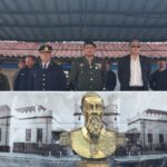 Semana do Soldado é comemorada com diversas atividades na 2ª Bateria Por: Seção de Comunicação Social da 2ª Bia AAAe Sant’Ana do Livramento (RS) – No período de 15 a 26 de agosto, a 2ª Bateria de Artilharia Antiaérea (2ª Bia AAAe) promoveu diversas atividades a fim de reverenciar a figura do ilustre Patrono do Exército Brasileiro, o Marechal Luis Alves de Lima e Silva, o “Duque de Caxias”, como também comemorar o transcurso do Dia do Soldado, celebrado em 25 de agosto. Na manhã do dia 22 de agosto, foram realizadas palestras institucionais do Centro de Comunicação Social do Exército, alusivas à data, para a Escola de Ensino Fundamental Moysés Vianna e Escola Estadual de Ensino Médio Cyrino Luiz de Azevedo. Na tarde daquele mesmo dia, a subunidade abriu seus Portões para os alunos da Escola de Educação Infantil Mamãe Canguru, oportunidade em que as crianças conheceram as instalações da organização militar, o Espaço Cultural “Coronel Luiz Carlos Fialho” e assistiram os vídeos institucionais da Campanha do corrente ano. No dia 23 de agosto, os militares da 2ª Bateria participaram das celebrações religiosas, divididos entre os segmentos católico, evangélico e espírita, momento em que agradeceram pelos objetivos ora alcançados e reforçaram a sua fé na missão do Exército. À noite, foi realizada uma atividade de confraternização com os familiares dos soldados do efetivo variável e a equipe de instrução, que teve por objetivos celebrar o Dia do Soldado e apresentar as principais atividades desenvolvidas no 1º semestre do ano de 2022. No final da tarde do dia 24 de agosto, foi realizada a tradicional formatura militar. Na oportunidade, os soldados incorporados no corrente ano prestaram o juramento perante ao Pavilhão Nacional, considerado o ato mais solene e significativo para o jovem militar, marcando de forma permanente seu compromisso com a Nação; foram entregues medalhas militares, e também a agraciação dos soldados que se destacaram na atual turma do efetivo variável. Participaram da solenidade a Cônsul-Geral do Brasil em Rivera, Embaixadora Ana Lélia Benincá Beltrame, o Chefe da Polícia da cidade de Rivera – Uruguai, Comisario General Wilfredo Rodriguez, o Coronel Veterano Rinalvo Balbino de Oliveira, eterno Comandante da Bateria, e demais autoridades do Brasil e do Uruguai. Por fim, na manhã de sexta-feira, dia 26 de agosto, aconteceram as competições desportivas, com a finalidade de promover um momento de congraçamento entre os militares e incentivar a prática de desportos. Crédito das Fotos: cb Douglas, sd Nogueira e sd Velazco.