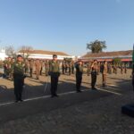 Semana do Soldado é comemorada com diversas atividades na 2ª Bateria Por: Seção de Comunicação Social da 2ª Bia AAAe Sant’Ana do Livramento (RS) – No período de 15 a 26 de agosto, a 2ª Bateria de Artilharia Antiaérea (2ª Bia AAAe) promoveu diversas atividades a fim de reverenciar a figura do ilustre Patrono do Exército Brasileiro, o Marechal Luis Alves de Lima e Silva, o “Duque de Caxias”, como também comemorar o transcurso do Dia do Soldado, celebrado em 25 de agosto. Na manhã do dia 22 de agosto, foram realizadas palestras institucionais do Centro de Comunicação Social do Exército, alusivas à data, para a Escola de Ensino Fundamental Moysés Vianna e Escola Estadual de Ensino Médio Cyrino Luiz de Azevedo. Na tarde daquele mesmo dia, a subunidade abriu seus Portões para os alunos da Escola de Educação Infantil Mamãe Canguru, oportunidade em que as crianças conheceram as instalações da organização militar, o Espaço Cultural “Coronel Luiz Carlos Fialho” e assistiram os vídeos institucionais da Campanha do corrente ano. No dia 23 de agosto, os militares da 2ª Bateria participaram das celebrações religiosas, divididos entre os segmentos católico, evangélico e espírita, momento em que agradeceram pelos objetivos ora alcançados e reforçaram a sua fé na missão do Exército. À noite, foi realizada uma atividade de confraternização com os familiares dos soldados do efetivo variável e a equipe de instrução, que teve por objetivos celebrar o Dia do Soldado e apresentar as principais atividades desenvolvidas no 1º semestre do ano de 2022. No final da tarde do dia 24 de agosto, foi realizada a tradicional formatura militar. Na oportunidade, os soldados incorporados no corrente ano prestaram o juramento perante ao Pavilhão Nacional, considerado o ato mais solene e significativo para o jovem militar, marcando de forma permanente seu compromisso com a Nação; foram entregues medalhas militares, e também a agraciação dos soldados que se destacaram na atual turma do efetivo variável. Participaram da solenidade a Cônsul-Geral do Brasil em Rivera, Embaixadora Ana Lélia Benincá Beltrame, o Chefe da Polícia da cidade de Rivera – Uruguai, Comisario General Wilfredo Rodriguez, o Coronel Veterano Rinalvo Balbino de Oliveira, eterno Comandante da Bateria, e demais autoridades do Brasil e do Uruguai. Por fim, na manhã de sexta-feira, dia 26 de agosto, aconteceram as competições desportivas, com a finalidade de promover um momento de congraçamento entre os militares e incentivar a prática de desportos. Crédito das Fotos: cb Douglas, sd Nogueira e sd Velazco.