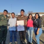 Semana do Soldado é comemorada com diversas atividades na 2ª Bateria Por: Seção de Comunicação Social da 2ª Bia AAAe Sant’Ana do Livramento (RS) – No período de 15 a 26 de agosto, a 2ª Bateria de Artilharia Antiaérea (2ª Bia AAAe) promoveu diversas atividades a fim de reverenciar a figura do ilustre Patrono do Exército Brasileiro, o Marechal Luis Alves de Lima e Silva, o “Duque de Caxias”, como também comemorar o transcurso do Dia do Soldado, celebrado em 25 de agosto. Na manhã do dia 22 de agosto, foram realizadas palestras institucionais do Centro de Comunicação Social do Exército, alusivas à data, para a Escola de Ensino Fundamental Moysés Vianna e Escola Estadual de Ensino Médio Cyrino Luiz de Azevedo. Na tarde daquele mesmo dia, a subunidade abriu seus Portões para os alunos da Escola de Educação Infantil Mamãe Canguru, oportunidade em que as crianças conheceram as instalações da organização militar, o Espaço Cultural “Coronel Luiz Carlos Fialho” e assistiram os vídeos institucionais da Campanha do corrente ano. No dia 23 de agosto, os militares da 2ª Bateria participaram das celebrações religiosas, divididos entre os segmentos católico, evangélico e espírita, momento em que agradeceram pelos objetivos ora alcançados e reforçaram a sua fé na missão do Exército. À noite, foi realizada uma atividade de confraternização com os familiares dos soldados do efetivo variável e a equipe de instrução, que teve por objetivos celebrar o Dia do Soldado e apresentar as principais atividades desenvolvidas no 1º semestre do ano de 2022. No final da tarde do dia 24 de agosto, foi realizada a tradicional formatura militar. Na oportunidade, os soldados incorporados no corrente ano prestaram o juramento perante ao Pavilhão Nacional, considerado o ato mais solene e significativo para o jovem militar, marcando de forma permanente seu compromisso com a Nação; foram entregues medalhas militares, e também a agraciação dos soldados que se destacaram na atual turma do efetivo variável. Participaram da solenidade a Cônsul-Geral do Brasil em Rivera, Embaixadora Ana Lélia Benincá Beltrame, o Chefe da Polícia da cidade de Rivera – Uruguai, Comisario General Wilfredo Rodriguez, o Coronel Veterano Rinalvo Balbino de Oliveira, eterno Comandante da Bateria, e demais autoridades do Brasil e do Uruguai. Por fim, na manhã de sexta-feira, dia 26 de agosto, aconteceram as competições desportivas, com a finalidade de promover um momento de congraçamento entre os militares e incentivar a prática de desportos. Crédito das Fotos: cb Douglas, sd Nogueira e sd Velazco.