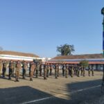 Semana do Soldado é comemorada com diversas atividades na 2ª Bateria Por: Seção de Comunicação Social da 2ª Bia AAAe Sant’Ana do Livramento (RS) – No período de 15 a 26 de agosto, a 2ª Bateria de Artilharia Antiaérea (2ª Bia AAAe) promoveu diversas atividades a fim de reverenciar a figura do ilustre Patrono do Exército Brasileiro, o Marechal Luis Alves de Lima e Silva, o “Duque de Caxias”, como também comemorar o transcurso do Dia do Soldado, celebrado em 25 de agosto. Na manhã do dia 22 de agosto, foram realizadas palestras institucionais do Centro de Comunicação Social do Exército, alusivas à data, para a Escola de Ensino Fundamental Moysés Vianna e Escola Estadual de Ensino Médio Cyrino Luiz de Azevedo. Na tarde daquele mesmo dia, a subunidade abriu seus Portões para os alunos da Escola de Educação Infantil Mamãe Canguru, oportunidade em que as crianças conheceram as instalações da organização militar, o Espaço Cultural “Coronel Luiz Carlos Fialho” e assistiram os vídeos institucionais da Campanha do corrente ano. No dia 23 de agosto, os militares da 2ª Bateria participaram das celebrações religiosas, divididos entre os segmentos católico, evangélico e espírita, momento em que agradeceram pelos objetivos ora alcançados e reforçaram a sua fé na missão do Exército. À noite, foi realizada uma atividade de confraternização com os familiares dos soldados do efetivo variável e a equipe de instrução, que teve por objetivos celebrar o Dia do Soldado e apresentar as principais atividades desenvolvidas no 1º semestre do ano de 2022. No final da tarde do dia 24 de agosto, foi realizada a tradicional formatura militar. Na oportunidade, os soldados incorporados no corrente ano prestaram o juramento perante ao Pavilhão Nacional, considerado o ato mais solene e significativo para o jovem militar, marcando de forma permanente seu compromisso com a Nação; foram entregues medalhas militares, e também a agraciação dos soldados que se destacaram na atual turma do efetivo variável. Participaram da solenidade a Cônsul-Geral do Brasil em Rivera, Embaixadora Ana Lélia Benincá Beltrame, o Chefe da Polícia da cidade de Rivera – Uruguai, Comisario General Wilfredo Rodriguez, o Coronel Veterano Rinalvo Balbino de Oliveira, eterno Comandante da Bateria, e demais autoridades do Brasil e do Uruguai. Por fim, na manhã de sexta-feira, dia 26 de agosto, aconteceram as competições desportivas, com a finalidade de promover um momento de congraçamento entre os militares e incentivar a prática de desportos. Crédito das Fotos: cb Douglas, sd Nogueira e sd Velazco.