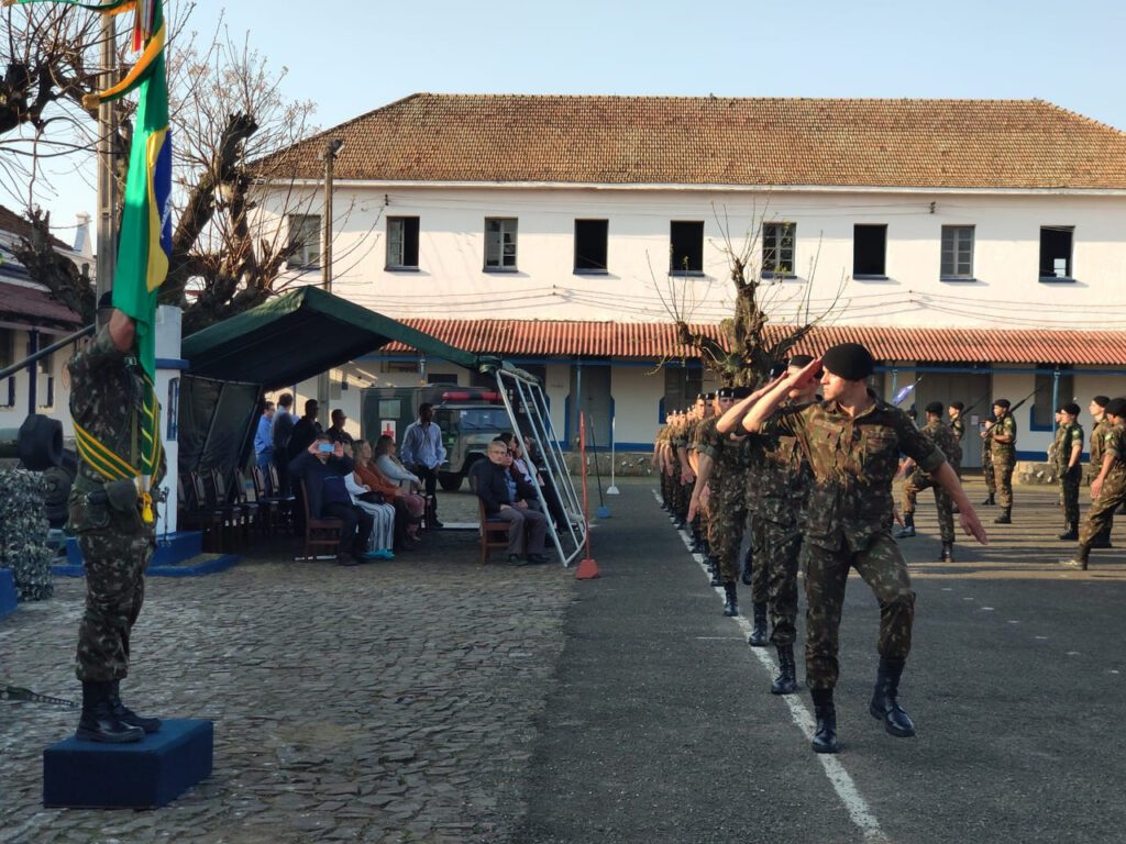 Semana do Soldado é comemorada com diversas atividades na 2ª Bateria Por: Seção de Comunicação Social da 2ª Bia AAAe Sant’Ana do Livramento (RS) – No período de 15 a 26 de agosto, a 2ª Bateria de Artilharia Antiaérea (2ª Bia AAAe) promoveu diversas atividades a fim de reverenciar a figura do ilustre Patrono do Exército Brasileiro, o Marechal Luis Alves de Lima e Silva, o “Duque de Caxias”, como também comemorar o transcurso do Dia do Soldado, celebrado em 25 de agosto. Na manhã do dia 22 de agosto, foram realizadas palestras institucionais do Centro de Comunicação Social do Exército, alusivas à data, para a Escola de Ensino Fundamental Moysés Vianna e Escola Estadual de Ensino Médio Cyrino Luiz de Azevedo. Na tarde daquele mesmo dia, a subunidade abriu seus Portões para os alunos da Escola de Educação Infantil Mamãe Canguru, oportunidade em que as crianças conheceram as instalações da organização militar, o Espaço Cultural “Coronel Luiz Carlos Fialho” e assistiram os vídeos institucionais da Campanha do corrente ano. No dia 23 de agosto, os militares da 2ª Bateria participaram das celebrações religiosas, divididos entre os segmentos católico, evangélico e espírita, momento em que agradeceram pelos objetivos ora alcançados e reforçaram a sua fé na missão do Exército. À noite, foi realizada uma atividade de confraternização com os familiares dos soldados do efetivo variável e a equipe de instrução, que teve por objetivos celebrar o Dia do Soldado e apresentar as principais atividades desenvolvidas no 1º semestre do ano de 2022. No final da tarde do dia 24 de agosto, foi realizada a tradicional formatura militar. Na oportunidade, os soldados incorporados no corrente ano prestaram o juramento perante ao Pavilhão Nacional, considerado o ato mais solene e significativo para o jovem militar, marcando de forma permanente seu compromisso com a Nação; foram entregues medalhas militares, e também a agraciação dos soldados que se destacaram na atual turma do efetivo variável. Participaram da solenidade a Cônsul-Geral do Brasil em Rivera, Embaixadora Ana Lélia Benincá Beltrame, o Chefe da Polícia da cidade de Rivera – Uruguai, Comisario General Wilfredo Rodriguez, o Coronel Veterano Rinalvo Balbino de Oliveira, eterno Comandante da Bateria, e demais autoridades do Brasil e do Uruguai. Por fim, na manhã de sexta-feira, dia 26 de agosto, aconteceram as competições desportivas, com a finalidade de promover um momento de congraçamento entre os militares e incentivar a prática de desportos. Crédito das Fotos: cb Douglas, sd Nogueira e sd Velazco.