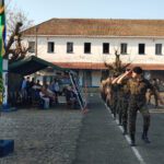 Semana do Soldado é comemorada com diversas atividades na 2ª Bateria Por: Seção de Comunicação Social da 2ª Bia AAAe Sant’Ana do Livramento (RS) – No período de 15 a 26 de agosto, a 2ª Bateria de Artilharia Antiaérea (2ª Bia AAAe) promoveu diversas atividades a fim de reverenciar a figura do ilustre Patrono do Exército Brasileiro, o Marechal Luis Alves de Lima e Silva, o “Duque de Caxias”, como também comemorar o transcurso do Dia do Soldado, celebrado em 25 de agosto. Na manhã do dia 22 de agosto, foram realizadas palestras institucionais do Centro de Comunicação Social do Exército, alusivas à data, para a Escola de Ensino Fundamental Moysés Vianna e Escola Estadual de Ensino Médio Cyrino Luiz de Azevedo. Na tarde daquele mesmo dia, a subunidade abriu seus Portões para os alunos da Escola de Educação Infantil Mamãe Canguru, oportunidade em que as crianças conheceram as instalações da organização militar, o Espaço Cultural “Coronel Luiz Carlos Fialho” e assistiram os vídeos institucionais da Campanha do corrente ano. No dia 23 de agosto, os militares da 2ª Bateria participaram das celebrações religiosas, divididos entre os segmentos católico, evangélico e espírita, momento em que agradeceram pelos objetivos ora alcançados e reforçaram a sua fé na missão do Exército. À noite, foi realizada uma atividade de confraternização com os familiares dos soldados do efetivo variável e a equipe de instrução, que teve por objetivos celebrar o Dia do Soldado e apresentar as principais atividades desenvolvidas no 1º semestre do ano de 2022. No final da tarde do dia 24 de agosto, foi realizada a tradicional formatura militar. Na oportunidade, os soldados incorporados no corrente ano prestaram o juramento perante ao Pavilhão Nacional, considerado o ato mais solene e significativo para o jovem militar, marcando de forma permanente seu compromisso com a Nação; foram entregues medalhas militares, e também a agraciação dos soldados que se destacaram na atual turma do efetivo variável. Participaram da solenidade a Cônsul-Geral do Brasil em Rivera, Embaixadora Ana Lélia Benincá Beltrame, o Chefe da Polícia da cidade de Rivera – Uruguai, Comisario General Wilfredo Rodriguez, o Coronel Veterano Rinalvo Balbino de Oliveira, eterno Comandante da Bateria, e demais autoridades do Brasil e do Uruguai. Por fim, na manhã de sexta-feira, dia 26 de agosto, aconteceram as competições desportivas, com a finalidade de promover um momento de congraçamento entre os militares e incentivar a prática de desportos. Crédito das Fotos: cb Douglas, sd Nogueira e sd Velazco.