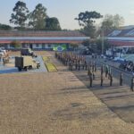 Semana do Soldado é comemorada com diversas atividades na 2ª Bateria Por: Seção de Comunicação Social da 2ª Bia AAAe Sant’Ana do Livramento (RS) – No período de 15 a 26 de agosto, a 2ª Bateria de Artilharia Antiaérea (2ª Bia AAAe) promoveu diversas atividades a fim de reverenciar a figura do ilustre Patrono do Exército Brasileiro, o Marechal Luis Alves de Lima e Silva, o “Duque de Caxias”, como também comemorar o transcurso do Dia do Soldado, celebrado em 25 de agosto. Na manhã do dia 22 de agosto, foram realizadas palestras institucionais do Centro de Comunicação Social do Exército, alusivas à data, para a Escola de Ensino Fundamental Moysés Vianna e Escola Estadual de Ensino Médio Cyrino Luiz de Azevedo. Na tarde daquele mesmo dia, a subunidade abriu seus Portões para os alunos da Escola de Educação Infantil Mamãe Canguru, oportunidade em que as crianças conheceram as instalações da organização militar, o Espaço Cultural “Coronel Luiz Carlos Fialho” e assistiram os vídeos institucionais da Campanha do corrente ano. No dia 23 de agosto, os militares da 2ª Bateria participaram das celebrações religiosas, divididos entre os segmentos católico, evangélico e espírita, momento em que agradeceram pelos objetivos ora alcançados e reforçaram a sua fé na missão do Exército. À noite, foi realizada uma atividade de confraternização com os familiares dos soldados do efetivo variável e a equipe de instrução, que teve por objetivos celebrar o Dia do Soldado e apresentar as principais atividades desenvolvidas no 1º semestre do ano de 2022. No final da tarde do dia 24 de agosto, foi realizada a tradicional formatura militar. Na oportunidade, os soldados incorporados no corrente ano prestaram o juramento perante ao Pavilhão Nacional, considerado o ato mais solene e significativo para o jovem militar, marcando de forma permanente seu compromisso com a Nação; foram entregues medalhas militares, e também a agraciação dos soldados que se destacaram na atual turma do efetivo variável. Participaram da solenidade a Cônsul-Geral do Brasil em Rivera, Embaixadora Ana Lélia Benincá Beltrame, o Chefe da Polícia da cidade de Rivera – Uruguai, Comisario General Wilfredo Rodriguez, o Coronel Veterano Rinalvo Balbino de Oliveira, eterno Comandante da Bateria, e demais autoridades do Brasil e do Uruguai. Por fim, na manhã de sexta-feira, dia 26 de agosto, aconteceram as competições desportivas, com a finalidade de promover um momento de congraçamento entre os militares e incentivar a prática de desportos. Crédito das Fotos: cb Douglas, sd Nogueira e sd Velazco.