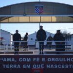 DESPEDIDA DE MILITAR No dia 29 de julho de 2022, o 7º Regimento de Cavalaria Mecanizado (7º RC Mec), “Regimento Brigadeiro Vasco Alves Pereira”, realizou uma formatura geral com objetivo de prestar as homenagens e o reconhecimento ao Subtenente Luiz Cláudio de Oliveira, por ocasião de sua passagem para reserva remunerada, após ter cumprido mais de 34 anos de serviços prestados ao Exército Brasileiro. Na oportunidade, cumprindo o previsto no Programa “Força da nossa Força”, constante nas Diretrizes de Comunicação Social do Exército Brasileiro, que visa reconhecer e valorizar militares por seu destacado trabalho, foi lido o elogio consignado ao militar e o Senhor Tenente Coronel Rafael Polinício Lanza Braga, Comandante do 7º RC Mec, ao fazer uso da palavra, exaltou o trabalho desenvolvido pelo S Ten Luiz Cláudio em prol do Exército Brasileiro e mais especificamente ao 7º RC Mec, desejando-o muitas felicidades nesta nova etapa que ora se inicia, juntamente com sua digníssima família. Santana do Livramento – RS, 29 de julho de 2022. RAFAEL POLINÍCIO LANZA BRAGA – Ten Cel