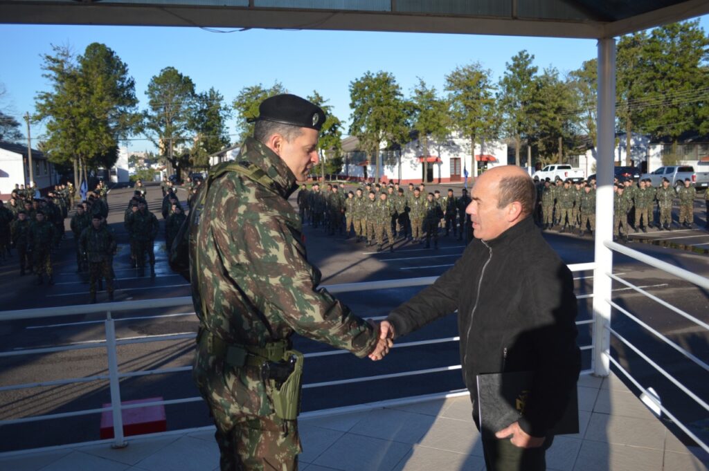 DESPEDIDA DE MILITAR No dia 29 de julho de 2022, o 7º Regimento de Cavalaria Mecanizado (7º RC Mec), “Regimento Brigadeiro Vasco Alves Pereira”, realizou uma formatura geral com objetivo de prestar as homenagens e o reconhecimento ao Subtenente Luiz Cláudio de Oliveira, por ocasião de sua passagem para reserva remunerada, após ter cumprido mais de 34 anos de serviços prestados ao Exército Brasileiro. Na oportunidade, cumprindo o previsto no Programa “Força da nossa Força”, constante nas Diretrizes de Comunicação Social do Exército Brasileiro, que visa reconhecer e valorizar militares por seu destacado trabalho, foi lido o elogio consignado ao militar e o Senhor Tenente Coronel Rafael Polinício Lanza Braga, Comandante do 7º RC Mec, ao fazer uso da palavra, exaltou o trabalho desenvolvido pelo S Ten Luiz Cláudio em prol do Exército Brasileiro e mais especificamente ao 7º RC Mec, desejando-o muitas felicidades nesta nova etapa que ora se inicia, juntamente com sua digníssima família. Santana do Livramento – RS, 29 de julho de 2022. RAFAEL POLINÍCIO LANZA BRAGA – Ten Cel