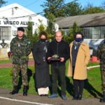 DESPEDIDA DE MILITAR No dia 29 de julho de 2022, o 7º Regimento de Cavalaria Mecanizado (7º RC Mec), “Regimento Brigadeiro Vasco Alves Pereira”, realizou uma formatura geral com objetivo de prestar as homenagens e o reconhecimento ao Subtenente Luiz Cláudio de Oliveira, por ocasião de sua passagem para reserva remunerada, após ter cumprido mais de 34 anos de serviços prestados ao Exército Brasileiro. Na oportunidade, cumprindo o previsto no Programa “Força da nossa Força”, constante nas Diretrizes de Comunicação Social do Exército Brasileiro, que visa reconhecer e valorizar militares por seu destacado trabalho, foi lido o elogio consignado ao militar e o Senhor Tenente Coronel Rafael Polinício Lanza Braga, Comandante do 7º RC Mec, ao fazer uso da palavra, exaltou o trabalho desenvolvido pelo S Ten Luiz Cláudio em prol do Exército Brasileiro e mais especificamente ao 7º RC Mec, desejando-o muitas felicidades nesta nova etapa que ora se inicia, juntamente com sua digníssima família. Santana do Livramento – RS, 29 de julho de 2022. RAFAEL POLINÍCIO LANZA BRAGA – Ten Cel