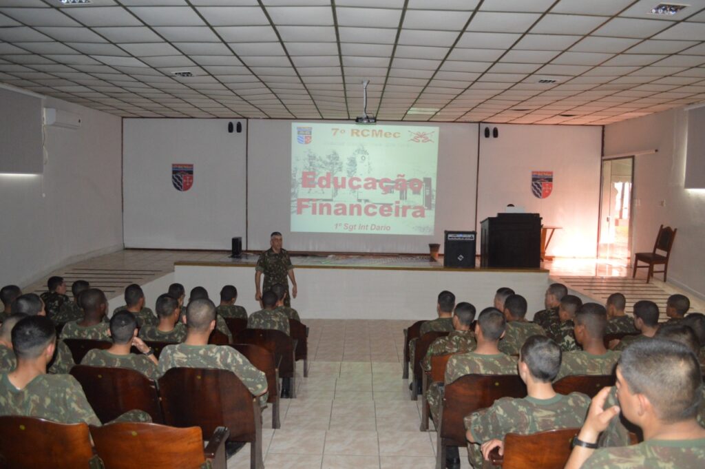 Na última terça-feira (26), os militares do efetivo variável do 7º Regimento de Cavalaria Mecanizado (7º RC Mec) assistiram uma palestra sobre educação financeira, no auditório da unidade.  A palestra foi ministrada pelo 1º sargento Dário Leonardo Ribeiro Menezes Silveira e teve por objetivo demonstrar ao público a importância de ter uma consciência financeira saudável, além de ser apresentadas opções para guardar dinheiro, investir em bens imóveis e no próprio crescimento profissional, evitando assim o endividamento. A atividade foi uma iniciativa do subtenente Leandro Francisco Cavalheiro, Adjunto de Comando do 7º RC Mec, constante no calendário do Programa de Valorização da Vida (PVV) do Regimento.