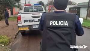 Varios allanamientos por homicidios, atentados y videos de facciones con amenazas virales En la jornada de este miércoles 3 de agosto, bajo la egida de la Dirección de Investigaciones, con apoyo de la Brigada Antidroga, Unidad Investigativa, Seccionales 1°, 9°, 10°, Brigada de Seguridad Rural, UIAP, Guardia Republicana, Brigada de Transito, GRT y Policia Cientifica, llevaron a cabo varios allanamientos en la ciudad de Rivera. Segun informacion que posee A Plateia en eapañol, los mismos son entorno de las investigaciones de inteligencia policial a raiz de los ultimos homicidios, atentados y videos de amenazas a grupos de facciones delictivas que delinquen en la capital departamental. Como resultado preliminar, las autoridades policiales detuvieron a una decena de personas e incautaron arma de fuego, vehículos y dinero en efectivo. Ampliaremos...