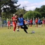 GreNal em benefício da Fran aconteceu nesse domingo Amistosos beneficentes são realizados uma vez ao mês em benefício das atletas Munidas de talento para o futebol, força de vontade e persistência, um time de mulheres se reúne uma vez por mês em prol da solidariedade, e desta vez o amistoso aconteceu em benefício da meia atacante Fran Xavier. O jogo aconteceu na quadra da Arena Sports, contou com a participação de mais de cinco times e do grupo de pagode Mulekes da Noite. De acordo com Claudia Soltau, organizadora dos GreNais, os jogos são sempre em benefício de alguma atleta, seja para custear tratamentos médicos, seja para ajuda em forma de alimentos. “Eles acontecem sempre em beneficio de uma atleta, para custear algum tratamento médico, para cestas básicas ou medicações, e este é o 6º GreNal em benefício da Fran”, explicou Claudia. A renda arrecada no jogo será revertida para custeio da alimentação e das passagens de ônibus da Fran que deverá se deslocar para as cidades onde acontecem os jogos. Conheça a história da Fran Franciele Xavier Zacarias, de 26 anos, atua como meia atacante e neste ano ganhou a oportunidade de atuar no time feminino do Guarani de Bagé. Desde pequena mostrou o seu talento para o futebol, mas foi no Esporte Clube 14 de Julho que recebeu a oportunidade de atuar em outros times. “É uma alegria jogar pelo Guarani, de Bagé. Jogo desde pequena. Comecei a jogar com os meninos nas escolinhas e depois entrei no 14 e tive a oportunidade de jogar no Guarani”, destacou Fran. Fran estreará no próximo domingo (14), contra o Elite Clube Desportivo, na cidade de Santo Ângelo, onde acontece a terceira rodada do Gauchão feminino. “É a minha estreia. Estou muito ansiosa, querendo já estar lá, não sei qual vai ser a adrenalina mas sei que vai ser bom. Quero dar orgulho pra todo mundo e pra meninas que jogam”, enfatizou Fran. Para colaborar com a Fran, basta entrar em contato pelo telefone (55) 99960-2596.
