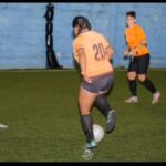 GreNal em benefício da Fran aconteceu nesse domingo Amistosos beneficentes são realizados uma vez ao mês em benefício das atletas Munidas de talento para o futebol, força de vontade e persistência, um time de mulheres se reúne uma vez por mês em prol da solidariedade, e desta vez o amistoso aconteceu em benefício da meia atacante Fran Xavier. O jogo aconteceu na quadra da Arena Sports, contou com a participação de mais de cinco times e do grupo de pagode Mulekes da Noite. De acordo com Claudia Soltau, organizadora dos GreNais, os jogos são sempre em benefício de alguma atleta, seja para custear tratamentos médicos, seja para ajuda em forma de alimentos. “Eles acontecem sempre em beneficio de uma atleta, para custear algum tratamento médico, para cestas básicas ou medicações, e este é o 6º GreNal em benefício da Fran”, explicou Claudia. A renda arrecada no jogo será revertida para custeio da alimentação e das passagens de ônibus da Fran que deverá se deslocar para as cidades onde acontecem os jogos. Conheça a história da Fran Franciele Xavier Zacarias, de 26 anos, atua como meia atacante e neste ano ganhou a oportunidade de atuar no time feminino do Guarani de Bagé. Desde pequena mostrou o seu talento para o futebol, mas foi no Esporte Clube 14 de Julho que recebeu a oportunidade de atuar em outros times. “É uma alegria jogar pelo Guarani, de Bagé. Jogo desde pequena. Comecei a jogar com os meninos nas escolinhas e depois entrei no 14 e tive a oportunidade de jogar no Guarani”, destacou Fran. Fran estreará no próximo domingo (14), contra o Elite Clube Desportivo, na cidade de Santo Ângelo, onde acontece a terceira rodada do Gauchão feminino. “É a minha estreia. Estou muito ansiosa, querendo já estar lá, não sei qual vai ser a adrenalina mas sei que vai ser bom. Quero dar orgulho pra todo mundo e pra meninas que jogam”, enfatizou Fran. Para colaborar com a Fran, basta entrar em contato pelo telefone (55) 99960-2596.