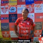 GreNal em benefício da Fran aconteceu nesse domingo Amistosos beneficentes são realizados uma vez ao mês em benefício das atletas Munidas de talento para o futebol, força de vontade e persistência, um time de mulheres se reúne uma vez por mês em prol da solidariedade, e desta vez o amistoso aconteceu em benefício da meia atacante Fran Xavier. O jogo aconteceu na quadra da Arena Sports, contou com a participação de mais de cinco times e do grupo de pagode Mulekes da Noite. De acordo com Claudia Soltau, organizadora dos GreNais, os jogos são sempre em benefício de alguma atleta, seja para custear tratamentos médicos, seja para ajuda em forma de alimentos. “Eles acontecem sempre em beneficio de uma atleta, para custear algum tratamento médico, para cestas básicas ou medicações, e este é o 6º GreNal em benefício da Fran”, explicou Claudia. A renda arrecada no jogo será revertida para custeio da alimentação e das passagens de ônibus da Fran que deverá se deslocar para as cidades onde acontecem os jogos. Conheça a história da Fran Franciele Xavier Zacarias, de 26 anos, atua como meia atacante e neste ano ganhou a oportunidade de atuar no time feminino do Guarani de Bagé. Desde pequena mostrou o seu talento para o futebol, mas foi no Esporte Clube 14 de Julho que recebeu a oportunidade de atuar em outros times. “É uma alegria jogar pelo Guarani, de Bagé. Jogo desde pequena. Comecei a jogar com os meninos nas escolinhas e depois entrei no 14 e tive a oportunidade de jogar no Guarani”, destacou Fran. Fran estreará no próximo domingo (14), contra o Elite Clube Desportivo, na cidade de Santo Ângelo, onde acontece a terceira rodada do Gauchão feminino. “É a minha estreia. Estou muito ansiosa, querendo já estar lá, não sei qual vai ser a adrenalina mas sei que vai ser bom. Quero dar orgulho pra todo mundo e pra meninas que jogam”, enfatizou Fran. Para colaborar com a Fran, basta entrar em contato pelo telefone (55) 99960-2596.