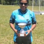 GreNal em benefício da Fran aconteceu nesse domingo Amistosos beneficentes são realizados uma vez ao mês em benefício das atletas Munidas de talento para o futebol, força de vontade e persistência, um time de mulheres se reúne uma vez por mês em prol da solidariedade, e desta vez o amistoso aconteceu em benefício da meia atacante Fran Xavier. O jogo aconteceu na quadra da Arena Sports, contou com a participação de mais de cinco times e do grupo de pagode Mulekes da Noite. De acordo com Claudia Soltau, organizadora dos GreNais, os jogos são sempre em benefício de alguma atleta, seja para custear tratamentos médicos, seja para ajuda em forma de alimentos. “Eles acontecem sempre em beneficio de uma atleta, para custear algum tratamento médico, para cestas básicas ou medicações, e este é o 6º GreNal em benefício da Fran”, explicou Claudia. A renda arrecada no jogo será revertida para custeio da alimentação e das passagens de ônibus da Fran que deverá se deslocar para as cidades onde acontecem os jogos. Conheça a história da Fran Franciele Xavier Zacarias, de 26 anos, atua como meia atacante e neste ano ganhou a oportunidade de atuar no time feminino do Guarani de Bagé. Desde pequena mostrou o seu talento para o futebol, mas foi no Esporte Clube 14 de Julho que recebeu a oportunidade de atuar em outros times. “É uma alegria jogar pelo Guarani, de Bagé. Jogo desde pequena. Comecei a jogar com os meninos nas escolinhas e depois entrei no 14 e tive a oportunidade de jogar no Guarani”, destacou Fran. Fran estreará no próximo domingo (14), contra o Elite Clube Desportivo, na cidade de Santo Ângelo, onde acontece a terceira rodada do Gauchão feminino. “É a minha estreia. Estou muito ansiosa, querendo já estar lá, não sei qual vai ser a adrenalina mas sei que vai ser bom. Quero dar orgulho pra todo mundo e pra meninas que jogam”, enfatizou Fran. Para colaborar com a Fran, basta entrar em contato pelo telefone (55) 99960-2596.